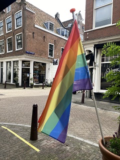 Regenbogenflagge vor Cafe in Amsterdam