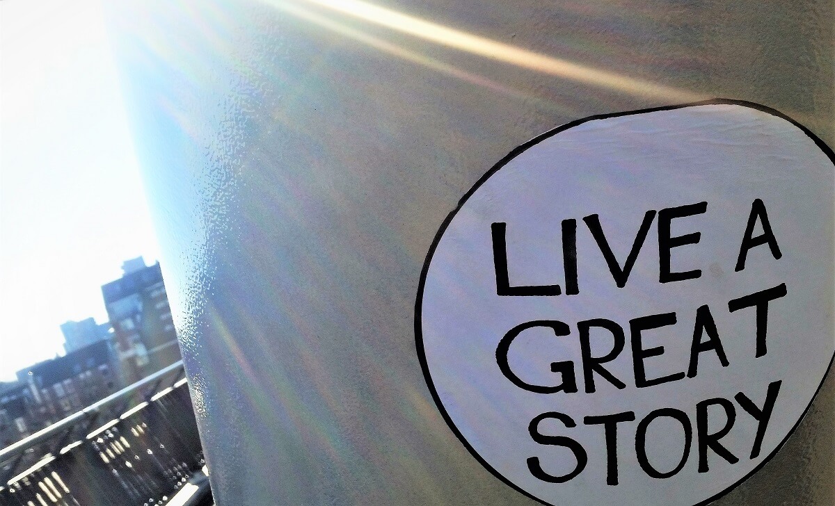 Foto einer Plakette auf einem Pfeiler: Live a great story.