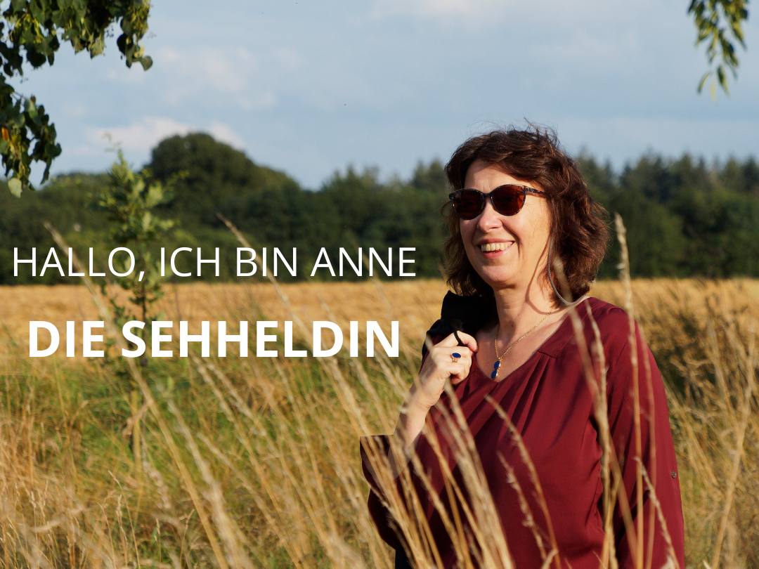 Hallo ich bin Anne. Die SEHHELDIN<br />
Anne Niesen mit befreitem Lachen Zuversicht und Entschlossenheit ausstrahlend.<br />
